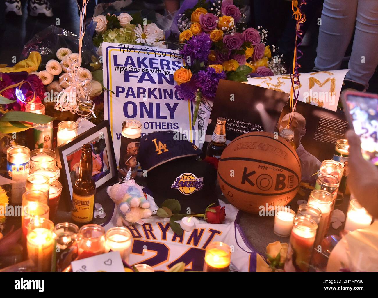 Memorial for Kobe Bryant di fronte allo Staples Center il 26 gennaio 2020 a Los Angeles, California. Foto Stock