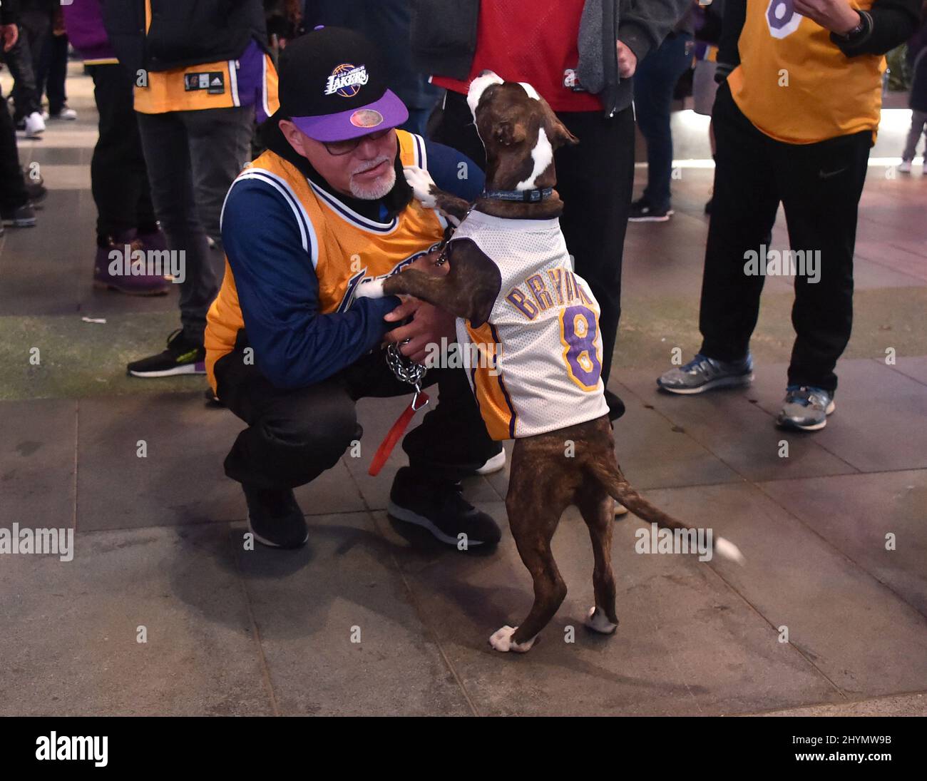 Memorial for Kobe Bryant di fronte allo Staples Center il 26 gennaio 2020 a Los Angeles, California. Foto Stock