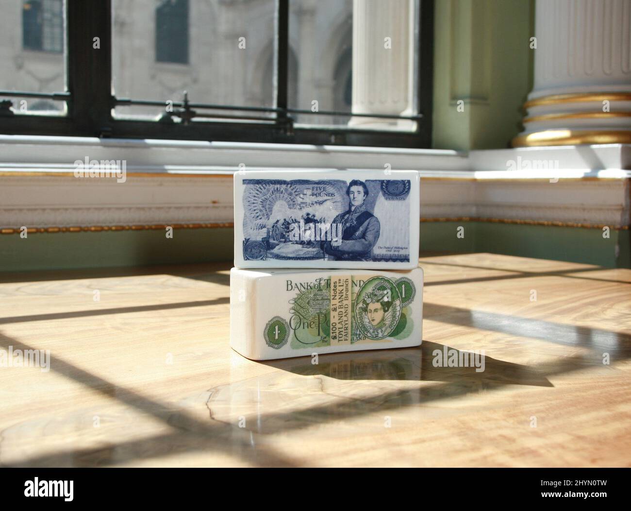 483 scatole di denaro in mostra nella Sala del Comitato della Banca d'Inghilterra, per promuovere la mostra 'Pound, Pence & Money Boxes'. Foto: UK Stampa Foto Stock