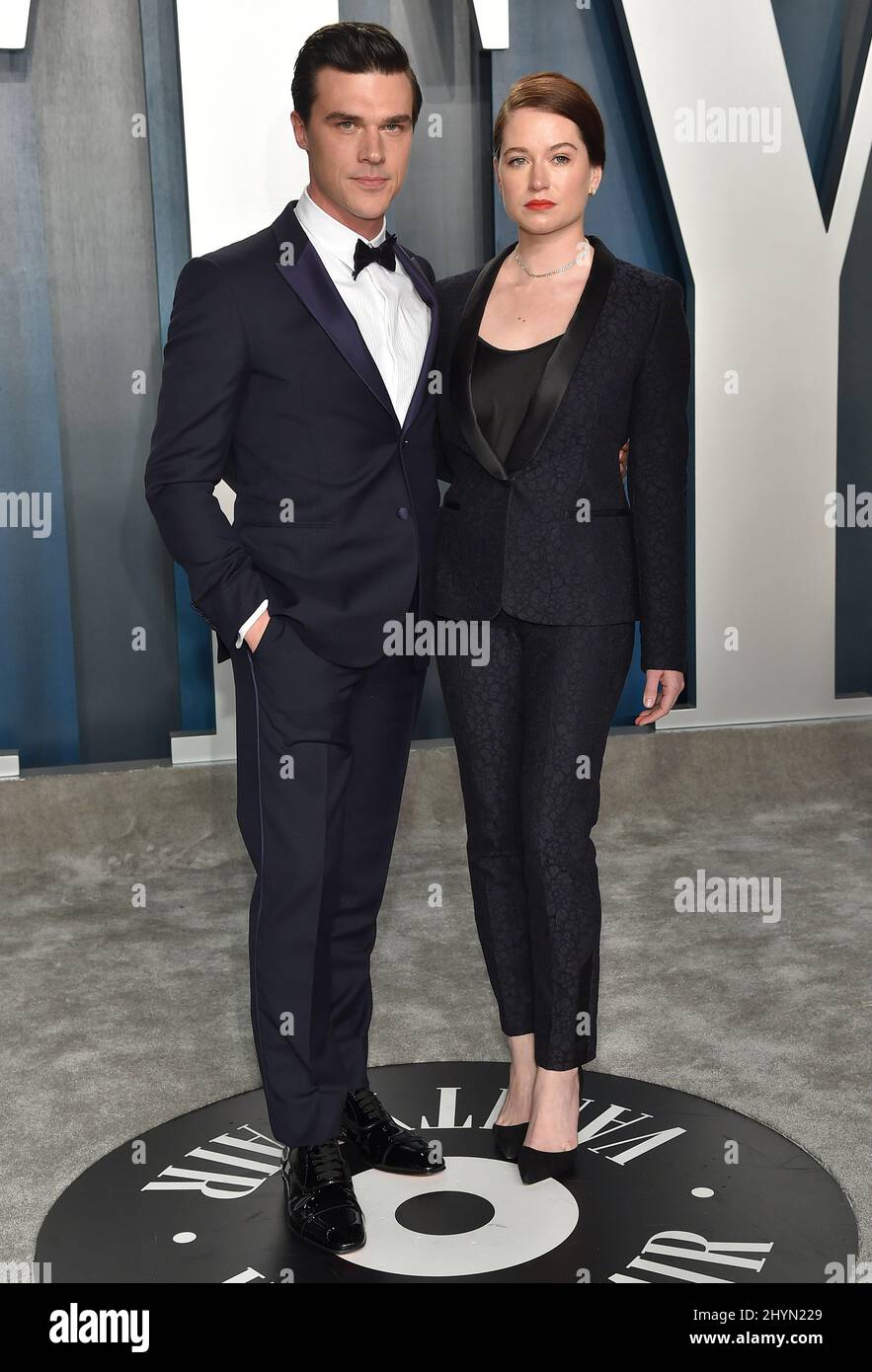 Finn Wittrock e Sarah Roberts partecipano al Vanity Fair Oscar Party 2020 che si è tenuto presso il Waris Annenberg Center for the Performing Arts di Beverly Hills, California Foto Stock
