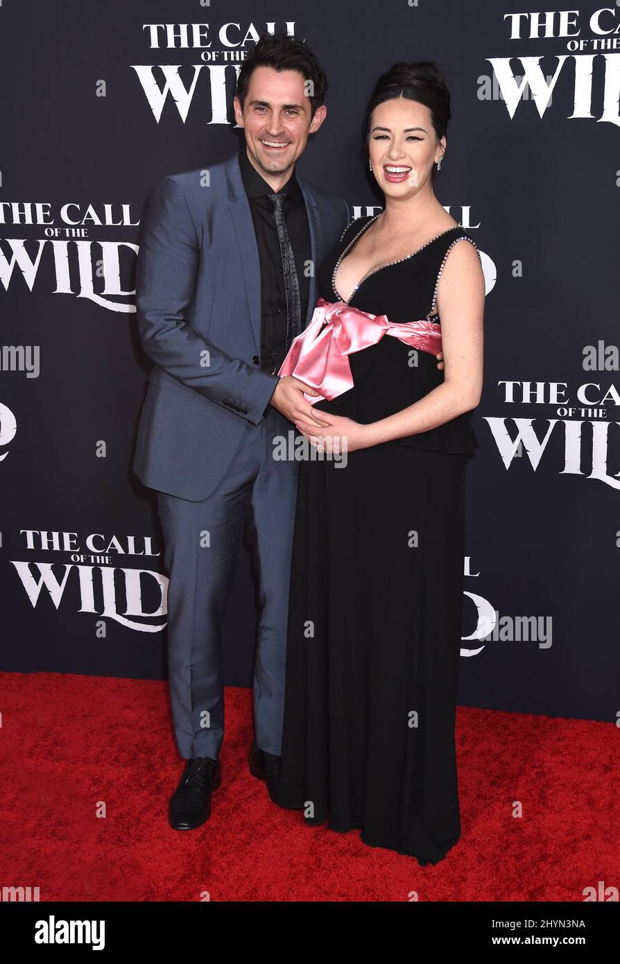 Richard de Klerk e Cara Gee hanno partecipato alla prima di The Call of the Wild a Los Angeles, California Foto Stock