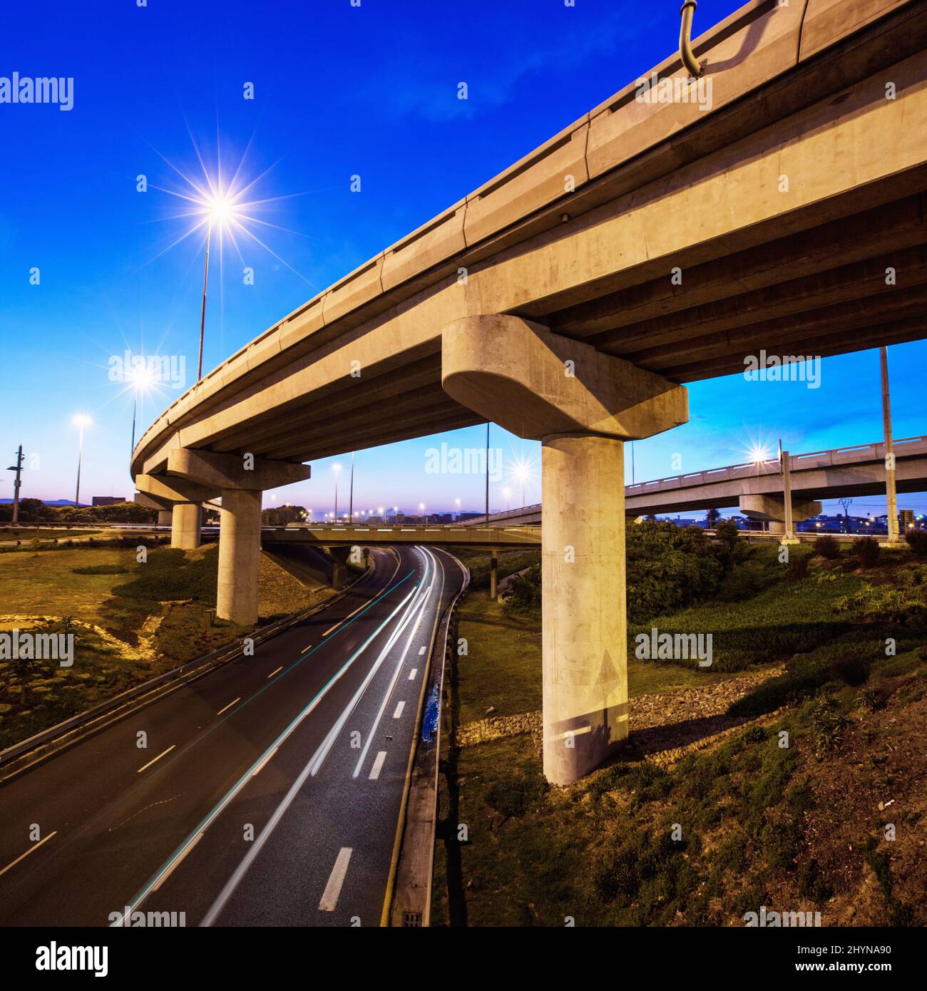 Marcatura delle infrastrutture moderne - Trasporti. Un'immagine ritagliata di un cavalcavia di cemento su un tratto di strada. Foto Stock
