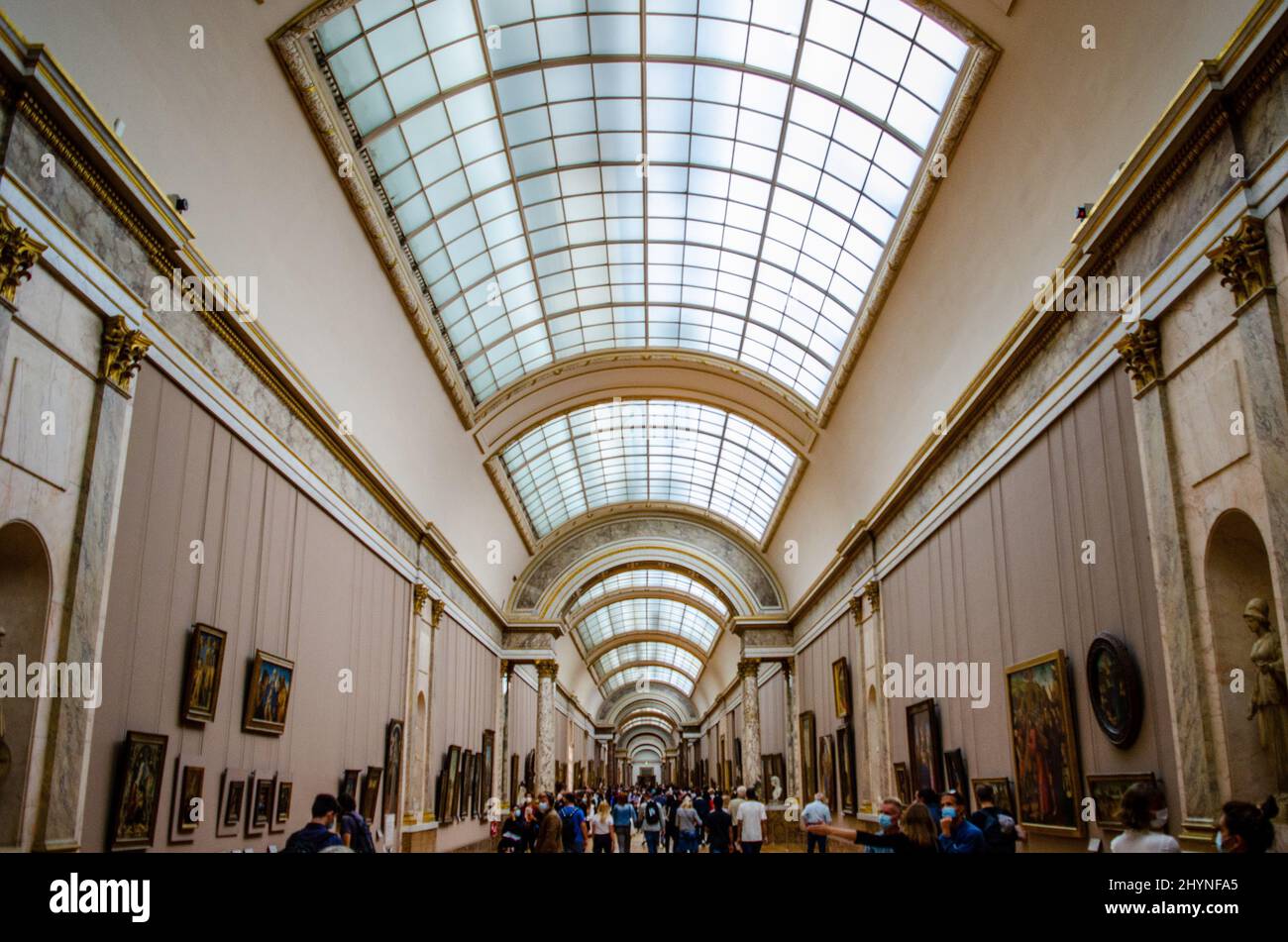 Un corridoio pieno di turisti e opere d'arte al Museo del Louvre di Parigi, Francia Foto Stock