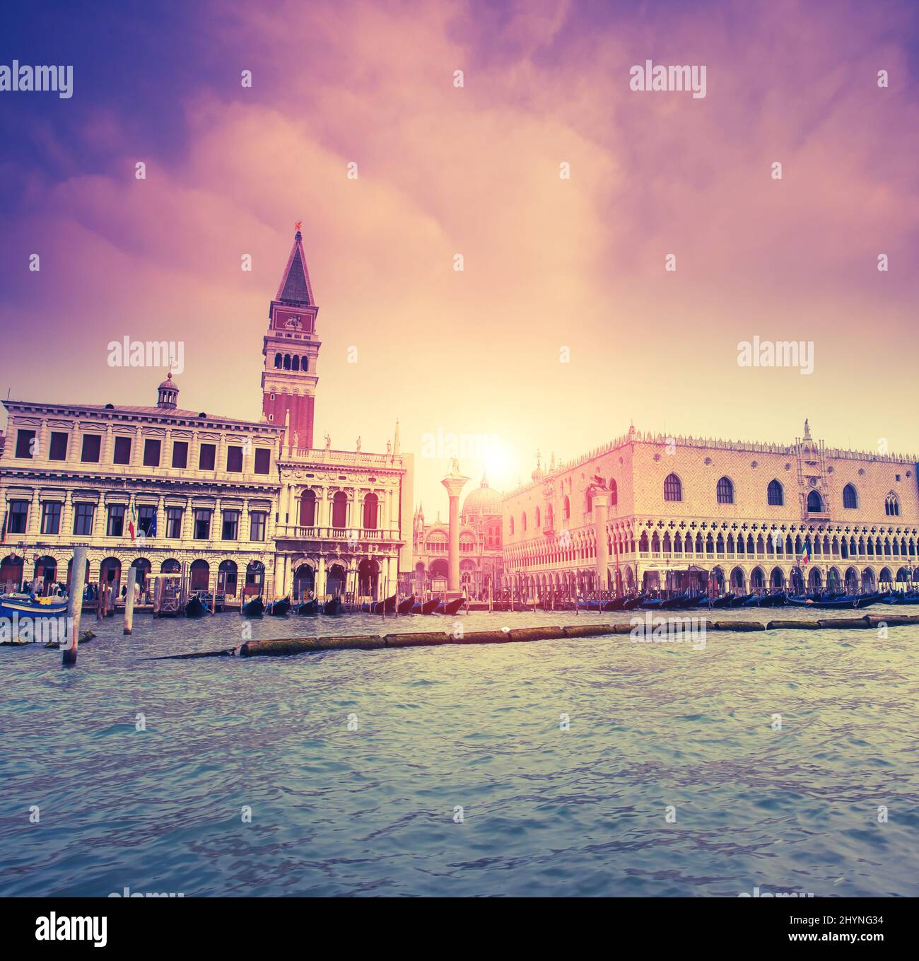 Splendida vista sul Canal Grande al tramonto. San Marco, Venezia, Italia, Europa. Mondo di bellezza. Filtro stile retrò. Effetto tonificante Instagram. Foto Stock