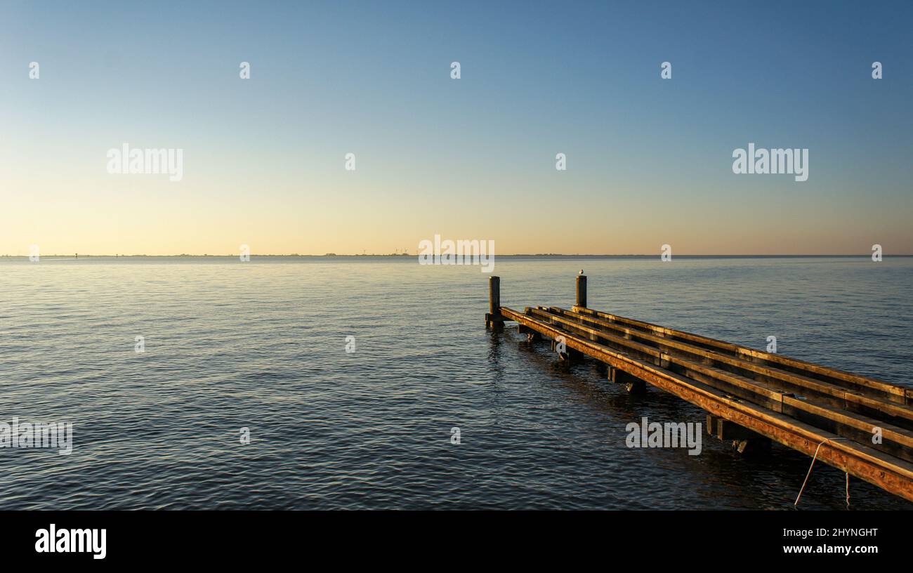 Bellissimo paesaggio con molo al mare al crepuscolo, Husum, Schleswig-Holstein, Germania Foto Stock