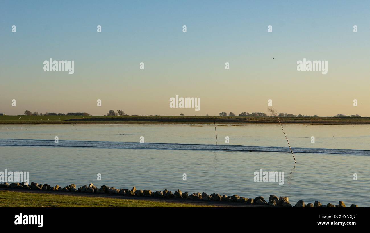Bellissimo paesaggio con un lago al crepuscolo, Husum, Schleswig-Holstein, Germania Foto Stock