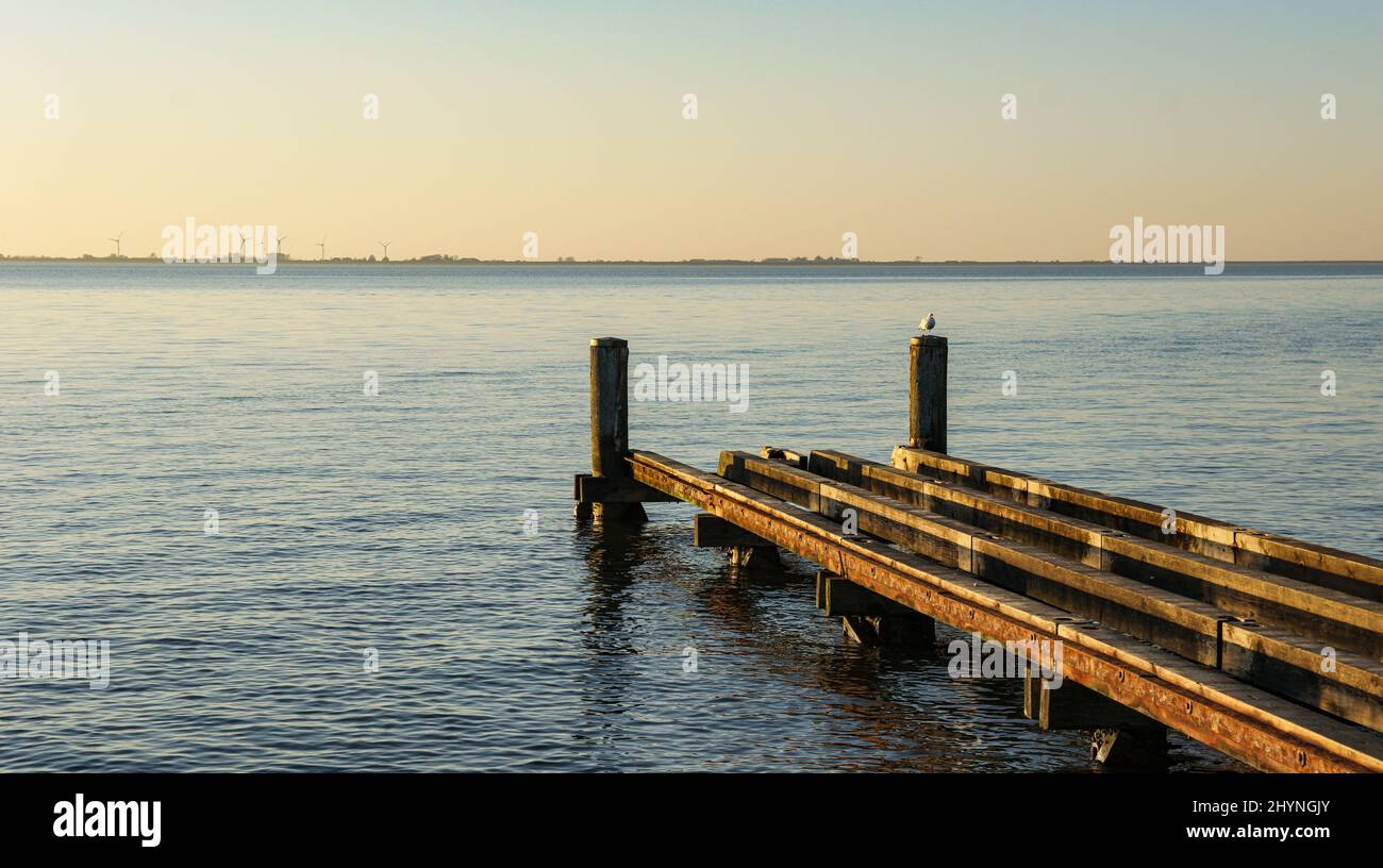 Bellissimo paesaggio con molo al mare al crepuscolo, Husum, Schleswig-Holstein, Germania Foto Stock
