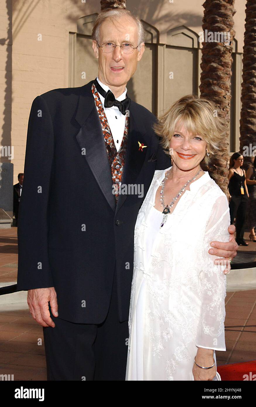 JAMES CROMWELL E LA MOGLIE JULIE PARTECIPANO AL '2003 EMMY CREATIVE ARTS AWARDS' IN CALIFORNIA. IMMAGINE: STAMPA UK Foto Stock