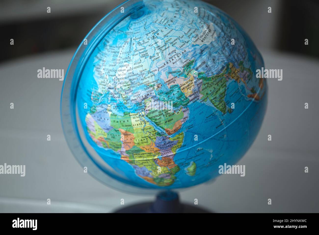 Mappa in lingua russa sul globo da tavola. Russia, kazakistan, eurasia Foto Stock