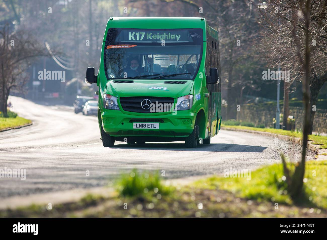 Un autobus Keighley Jets guida su collina attraverso il villaggio di Harden, vicino a Bingley, West Yorkshire, Regno Unito, sulla sua strada per Keighley. Keighley Jets è il marchio è il marchio per 17 servizi locali a Keighley e dintorni. Questo servizio utilizza cinque Stratas Mellor e otto soli Optare, tutti in una livrea verde bicolore, che offre WIFI gratuito, alimentazione USB e informazioni di prossima fermata Credit: Windmill Images/Alamy Live News Foto Stock