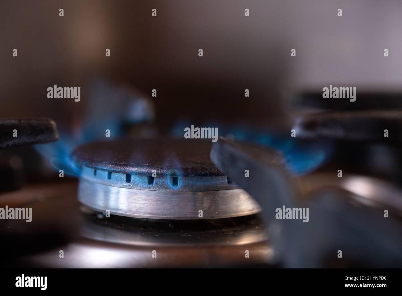 Primo piano di gas che brucia su una stufa in cucina. Foto Stock