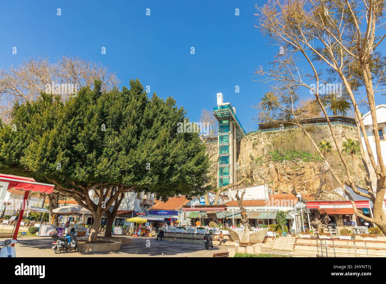 Paesaggio cittadino nella storica Marina con negozi, ristoranti e l'ascensore panoramico di Antalya in Turchia. Foto Stock