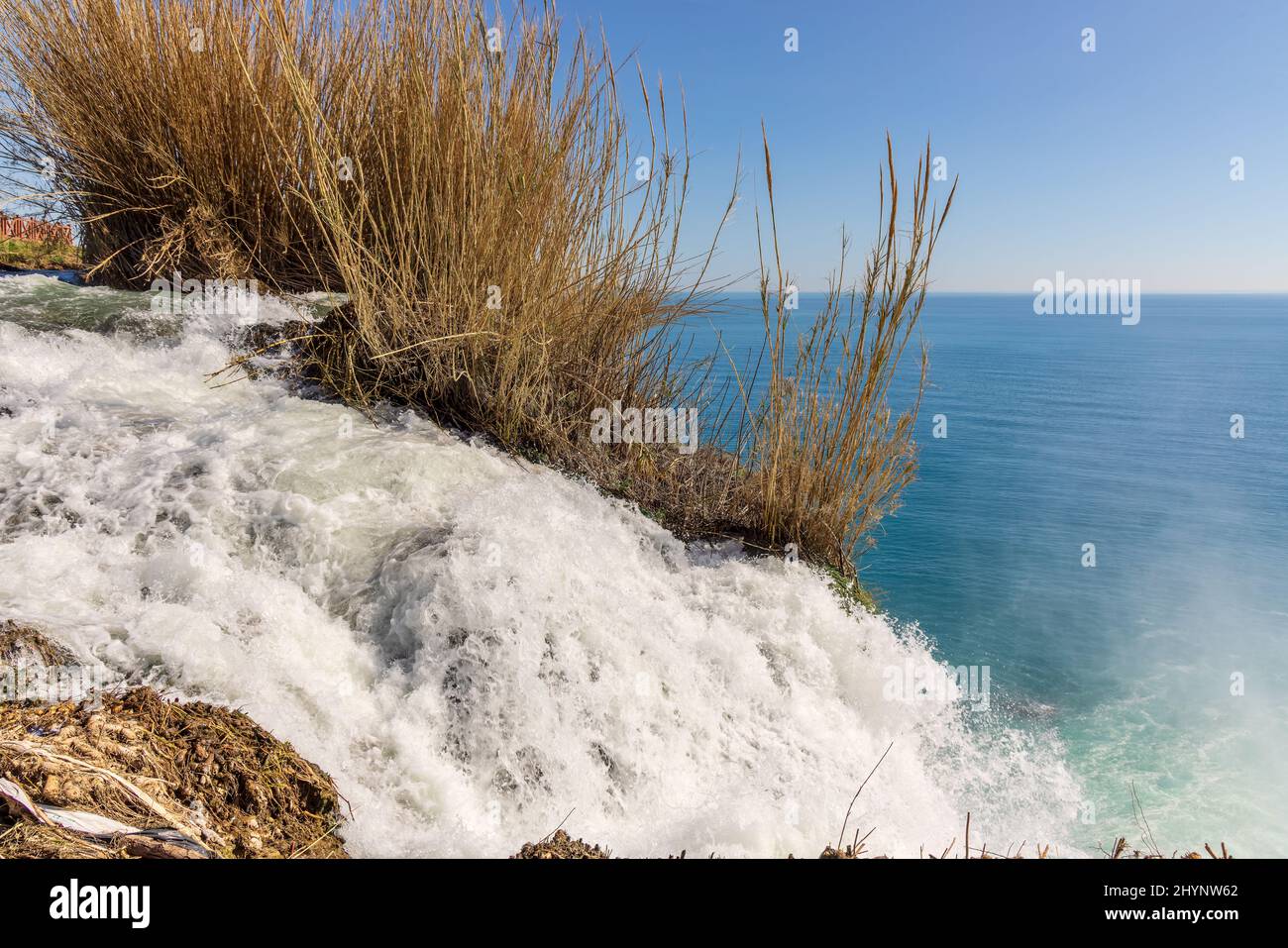 Lower Duden Waterfall, vicino al centro della città di Antalya è l'unica cascata che si riversa nel mare in Turchia. Foto Stock
