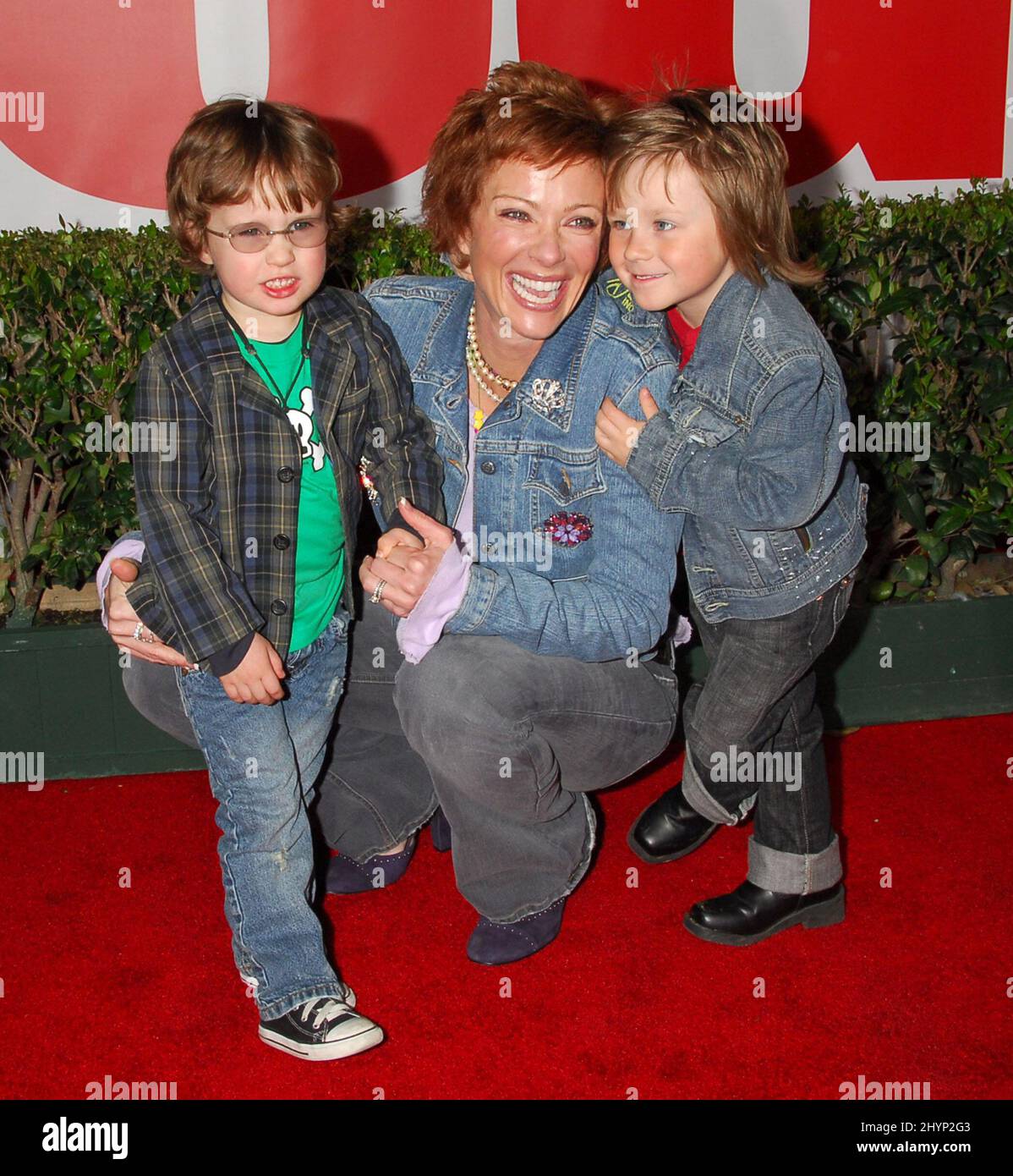 Lauren Holly con Sons George & Azer partecipa alla prima mondiale "The Shaggy Dog" di Hollywood. Foto: UK Stampa Foto Stock