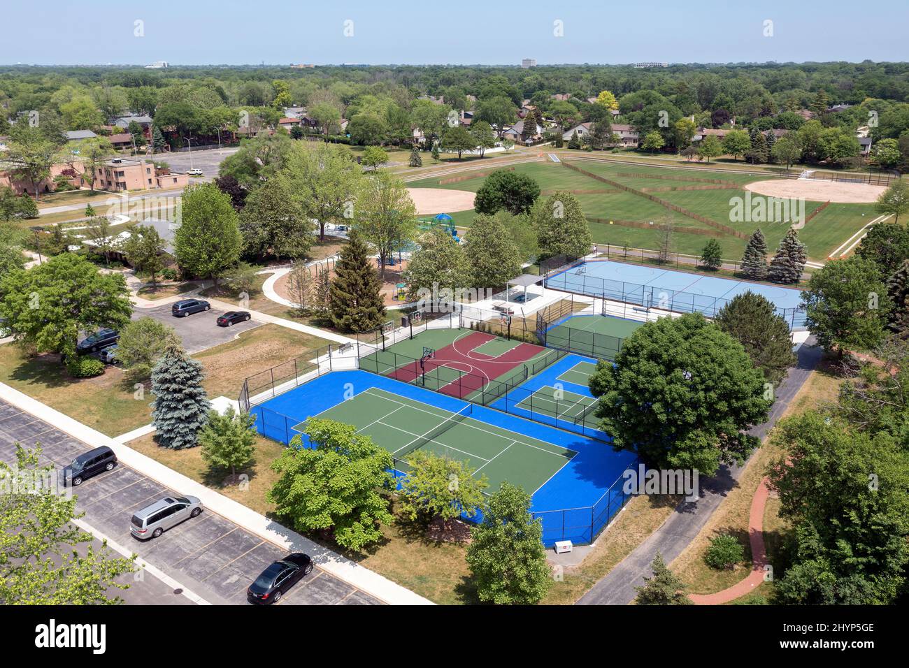 Parco suburbano con campi da tennis, pickleball e basket e una pista di hockey. Foto Stock