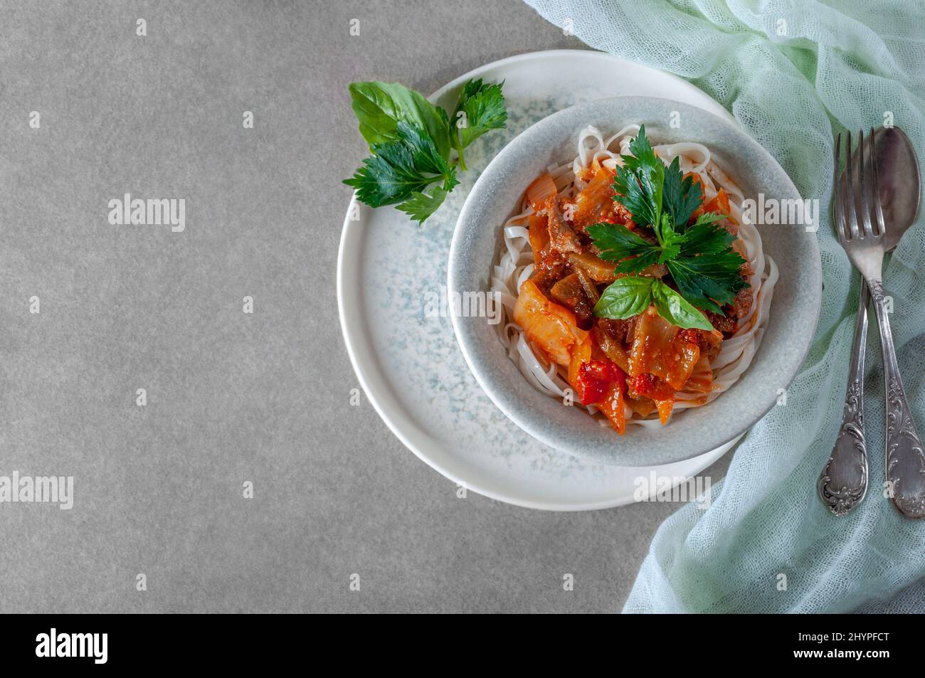 Piatto Uighur caldo servito con erbe e spezie. Foto Stock