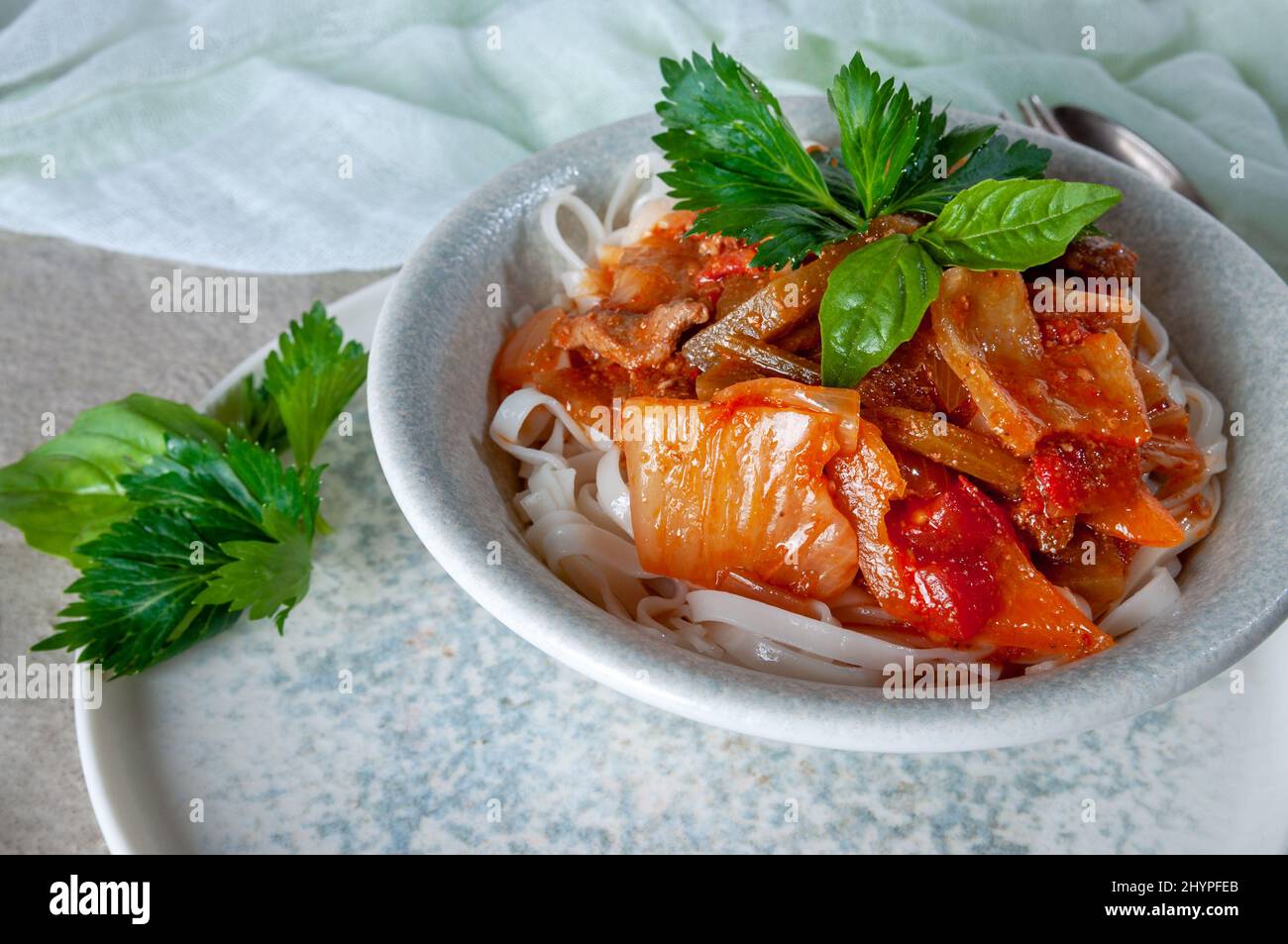 Piatto Uighur caldo servito con erbe e spezie. Foto Stock