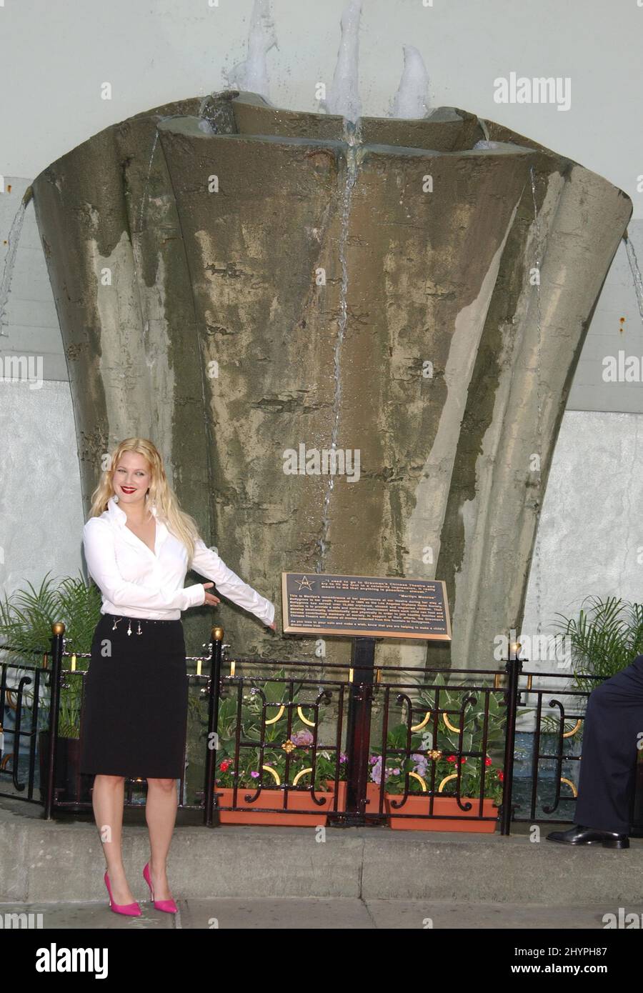 DREW BARRYMORE SVELA UNA FONTANA DEDICATA ALLA CASA HOLLYGROVE PER BAMBINI TRASCURATI E ABUSATI A HOLLYWOOD. IMMAGINE: STAMPA UK Foto Stock