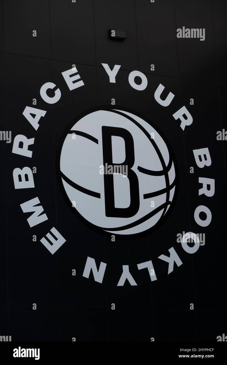 Abbraccia il tuo cartello da basket Brooklyn Nets al centro di Barclay, Brooklyn, New York Foto Stock
