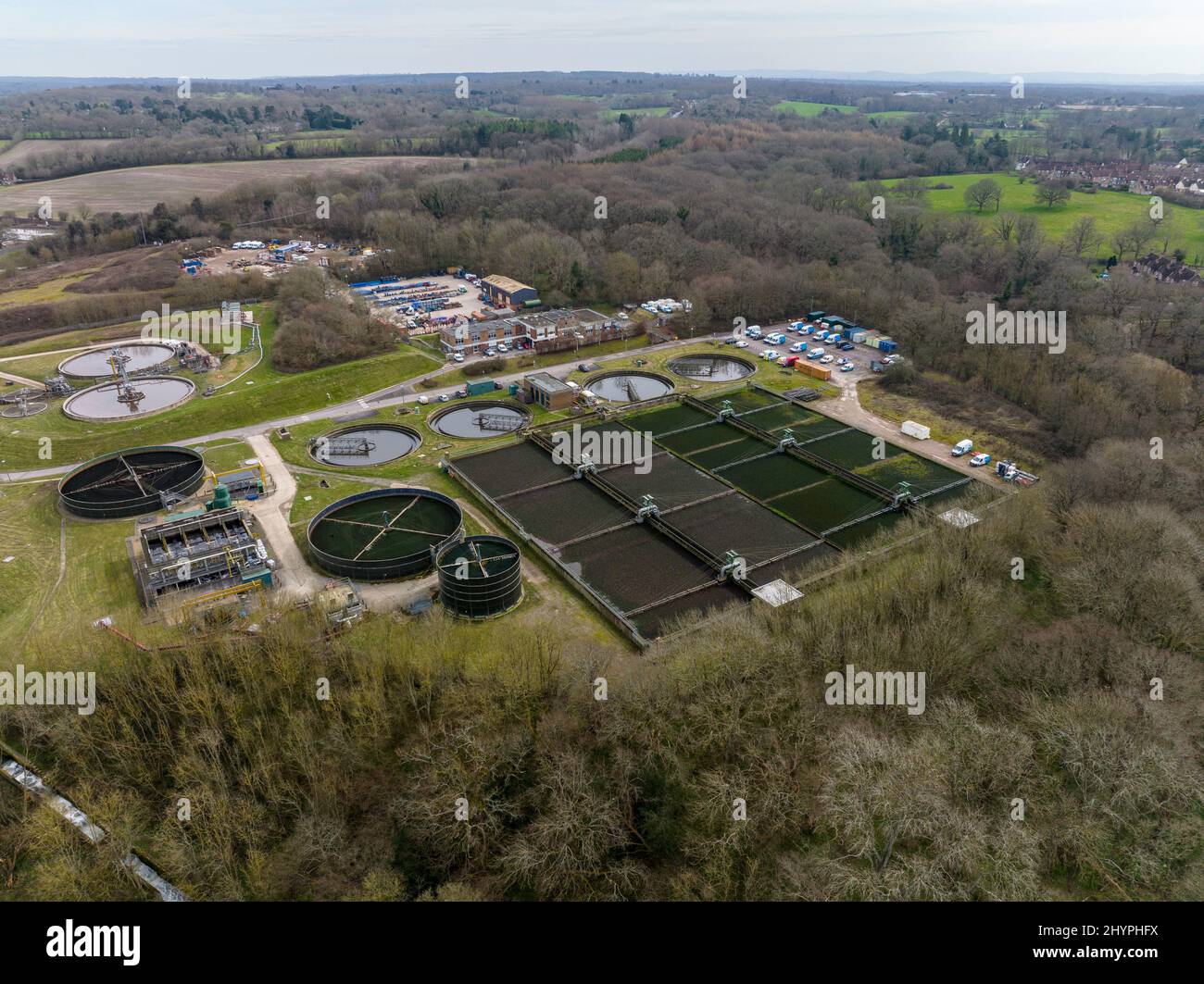 Impianto di trattamento delle acque reflue e fognarie (Btu Horsham Water Treatment Works) a Horsham West Sussex, Regno Unito, con serbatoi di raccolta e corsie di aerazione. Foto Stock