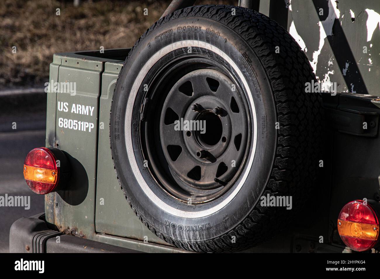 Primo piano sparato di una ruota di scorta sul retro di una jeep americana in surplus militare Foto Stock