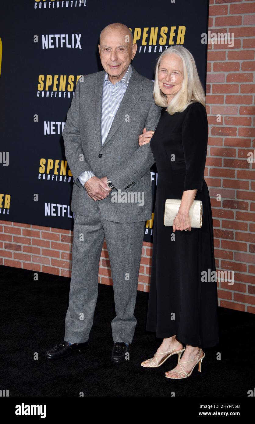 Alan Arkin e Suzanne Newlander Arkin frequentano la Spenser Confidential Los Angeles Premiere Foto Stock