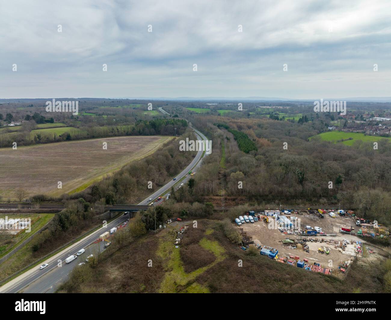 Vista aerea della strada a doppia carreggiata A24 in direzione sud verso Southwater West Sussex Foto Stock