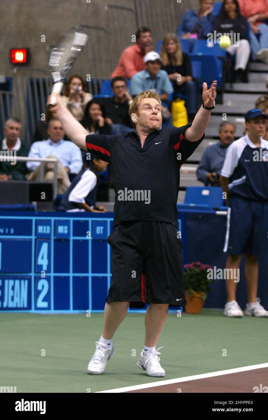 Elton John frequenta i 14th Annual Advanta World Team Tennis Smash Hits a Irvine, California. Foto: UK Stampa Foto Stock