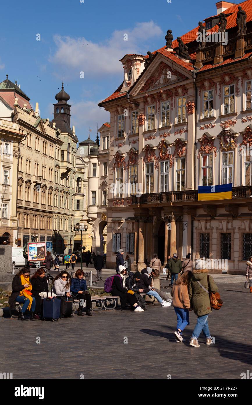 Bandiera Ucraina appesa sulla facciata di un edificio nella Repubblica Ceca come segno di sostegno in guerra Foto Stock