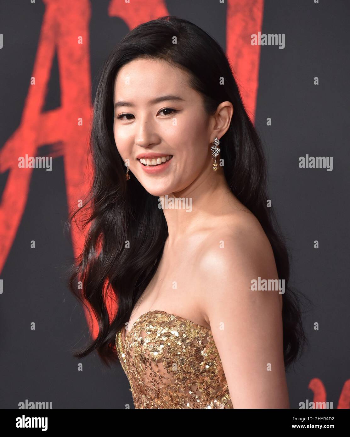 Yifei Liu partecipa al Disney's Mulan World Premiere tenuto a Hollywood, USA il lunedì 9 marzo 2020. Foto Stock