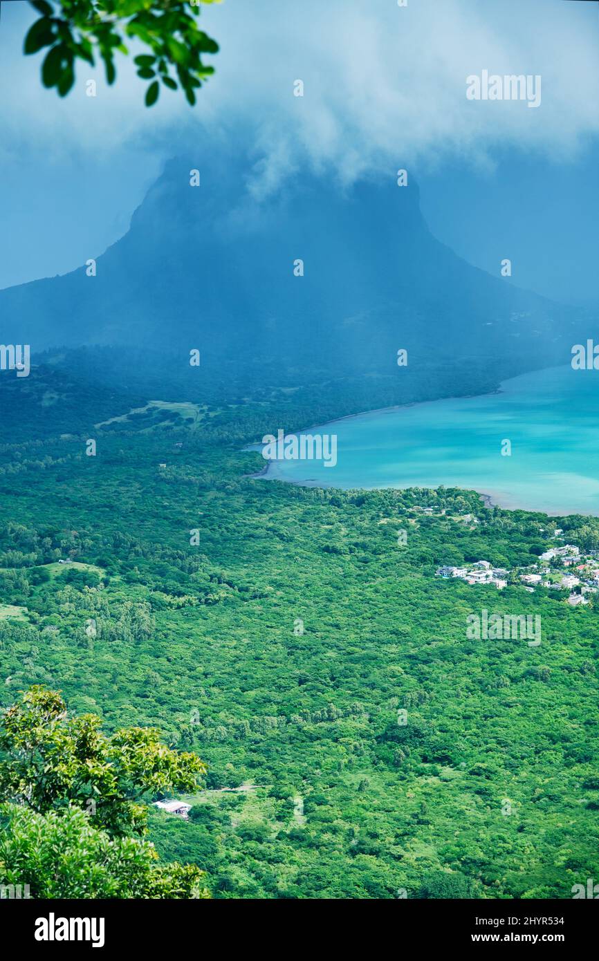 Le Morne montagna, sotto le nuvole vista aerea da Maurizio hill. Foto Stock