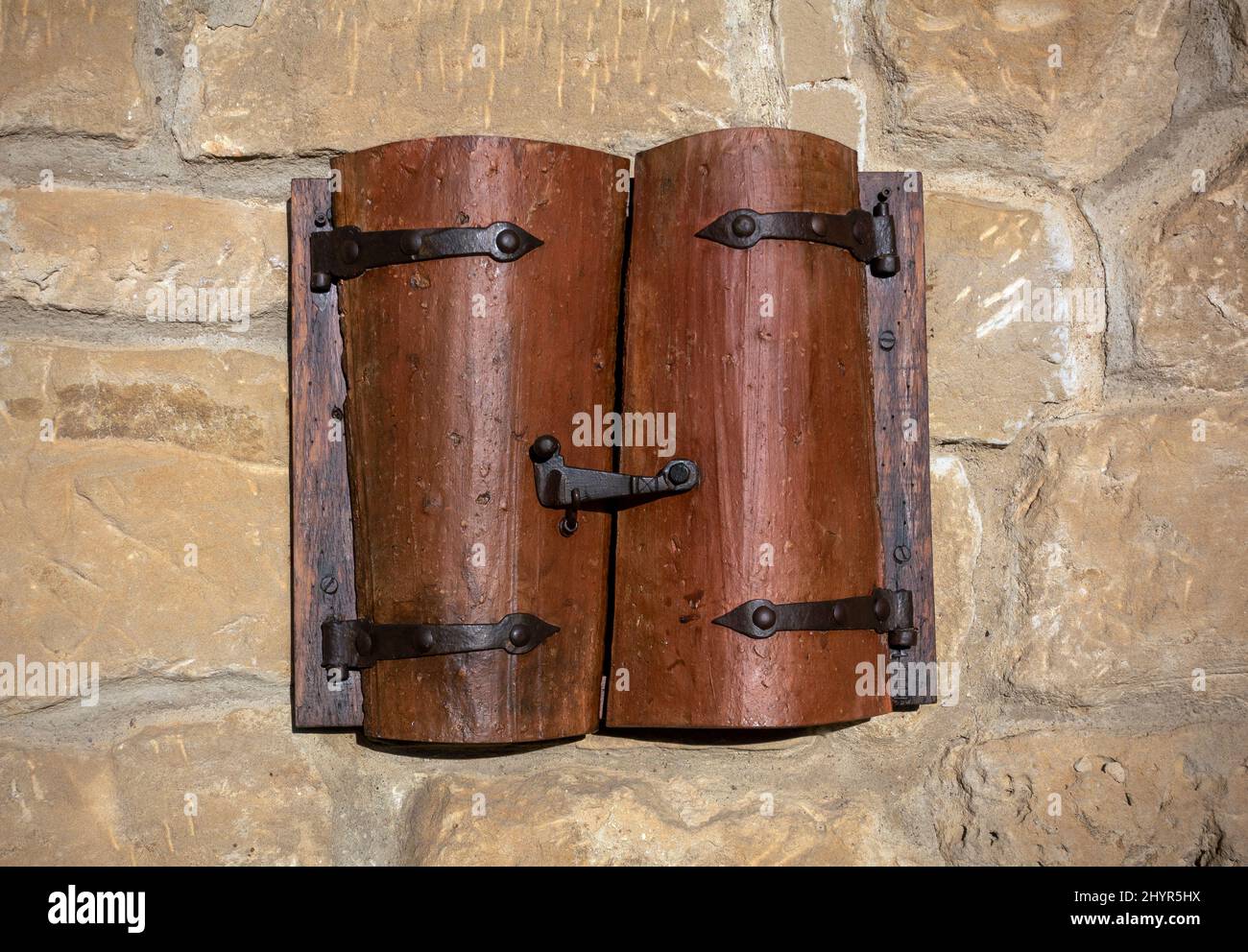 Porte in legno tradizionali creative in casa spagnola che danno accesso a gas e contatori elettrici Foto Stock