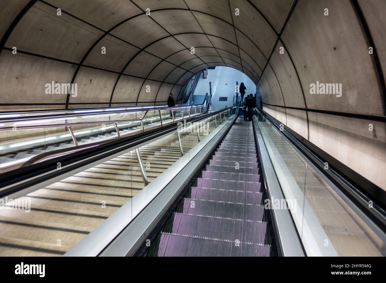 Scale mobili per la stazione metropolitana astratto Foto Stock