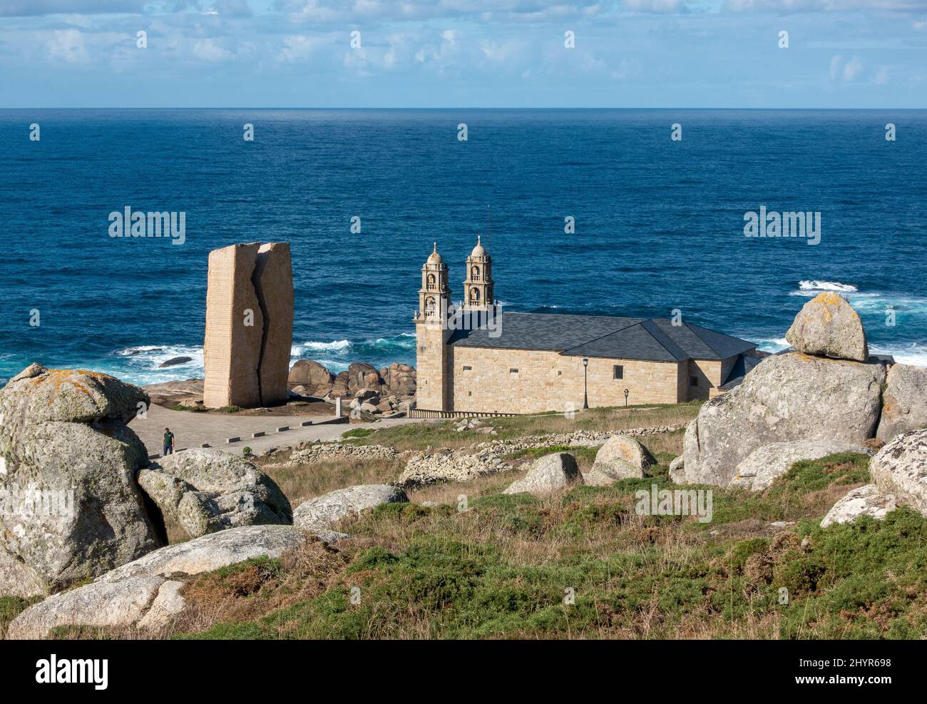 Il santuario di Virxe da Barca e una scultura Ferida a Muxía, a Coruña, Spagna Foto Stock