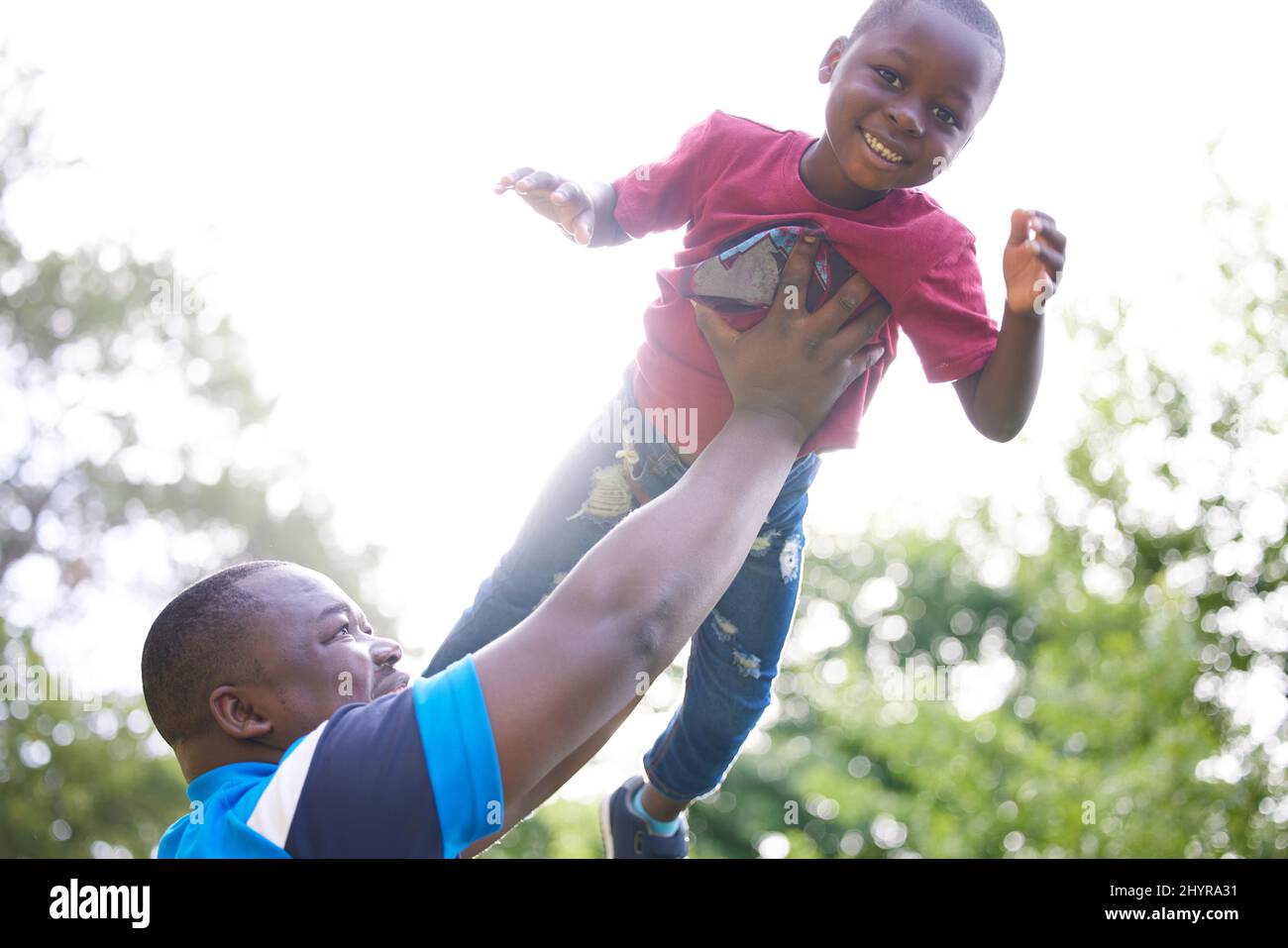 Mi piace sentire i miei figli ridere. Scatto di un ragazzo che gioca con il padre fuori. Foto Stock