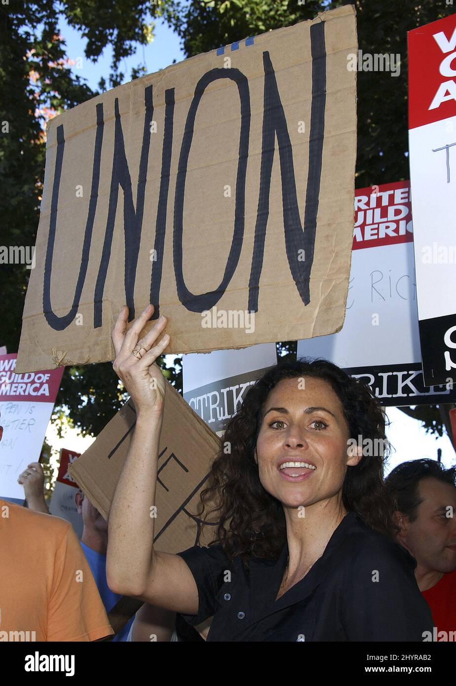 Minnie driver mostra il suo supporto per gli scrittori, che sono attualmente in sciopero alla ricerca di un migliore affare di paga, mentre picket agli Universal City Studios di Los Angeles. Foto Stock