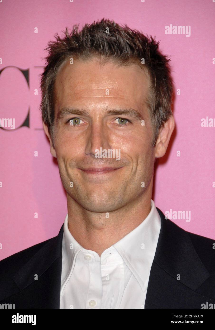 Michael Vartan arriva al 12th Annual Victoria's Secret Fashion Show tenuto al Kodak Theatre di Hollywood, California. Foto Stock