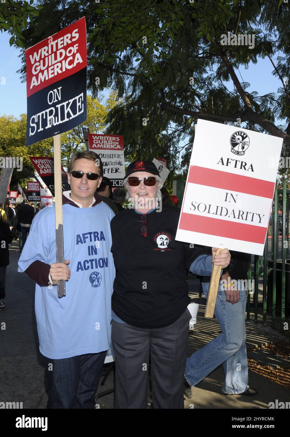 Bradley Bell e Susan Flannery si uniscono alla WGA Picket Line presso i CBS Studios di Los Angeles, USA Foto Stock