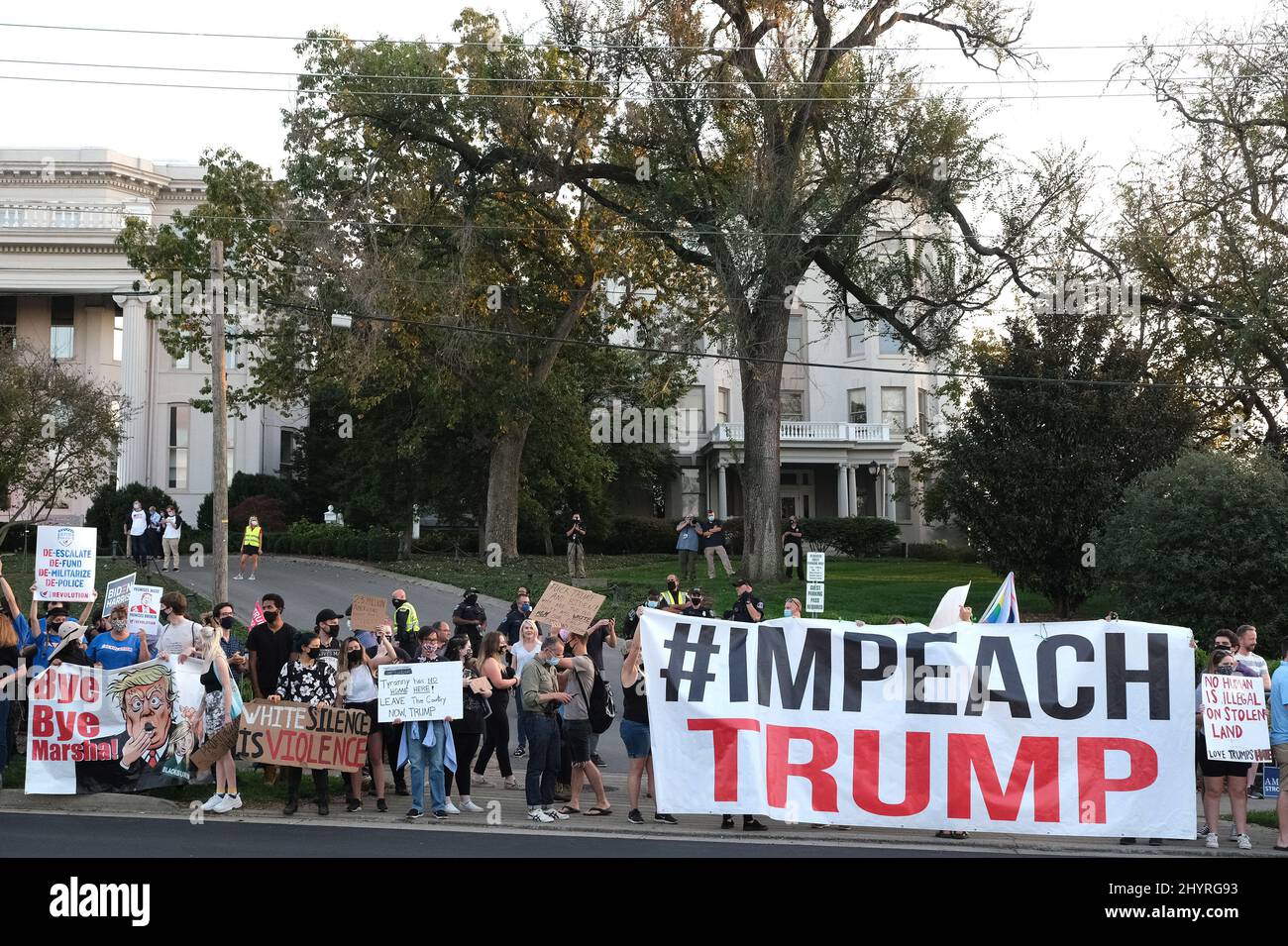 Sostenitori e manifestanti presidenziali fuori dalla Belmont University, dove il secondo e ultimo dibattito presidenziale si svolgerà a Nashville, TN. Il 22 ottobre 2020. Foto Stock