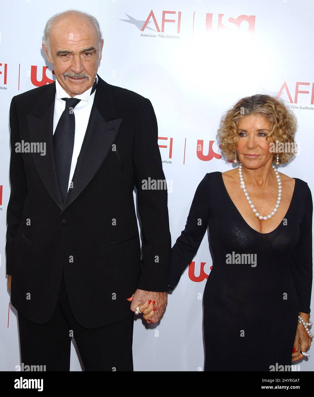 Sean Connery nacque il 25 agosto 1930 e morì il 31 ottobre 2020 nel sonno alle Bahamas.8 giugno 2006 Hollywood, CA. Sean Connery & Micheline Roquebrune l'AFI Life Achievement Award 34th: Un tributo a Sir Sean Connery tenuto al Kodak Theatre Foto Stock