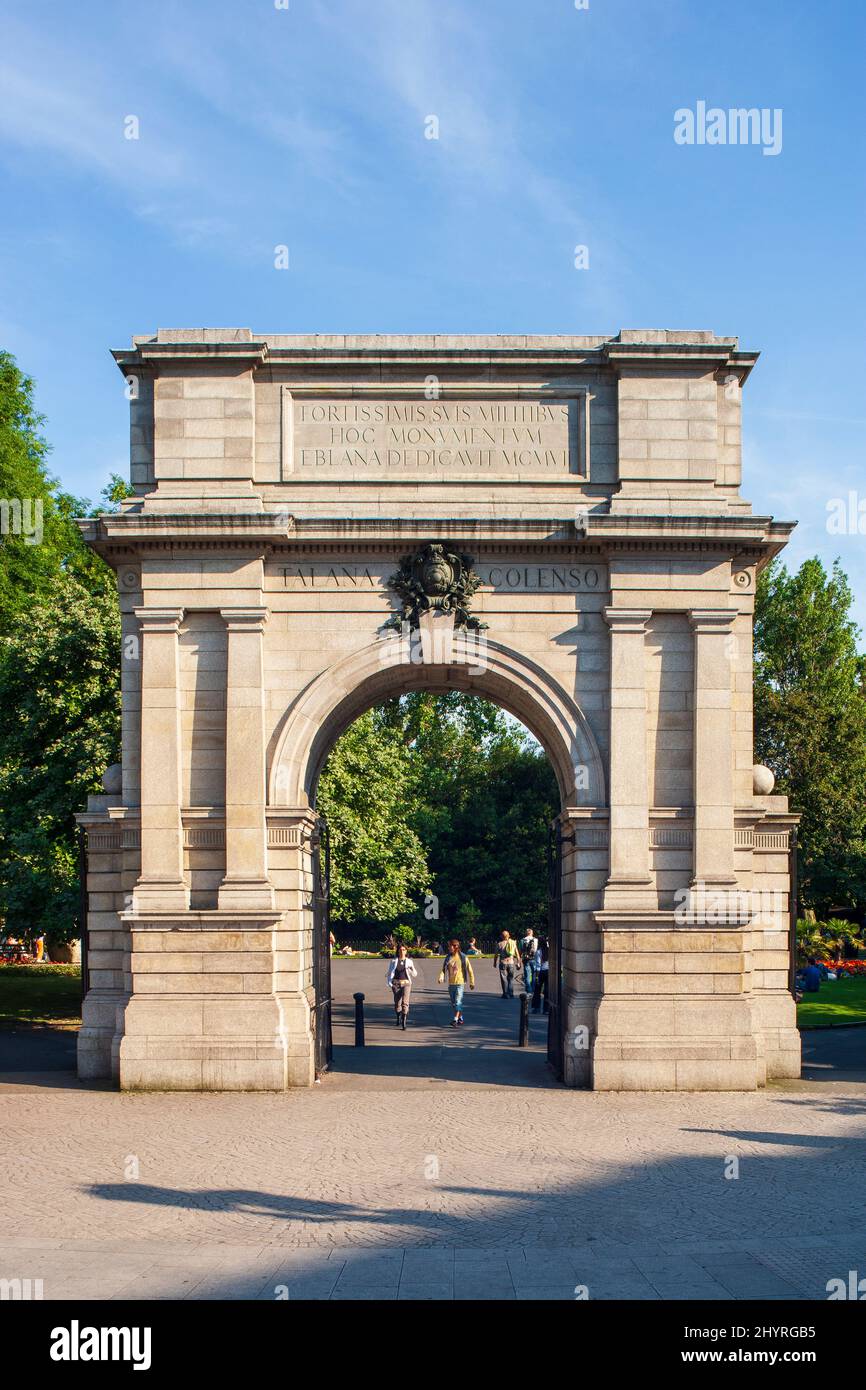 L'Arco di Fusiliers è un monumento che fa parte dell'ingresso di Grafton Street al St Stephen's Green Park, a Dublino, in Irlanda. Eretto nel 1907, esso Foto Stock