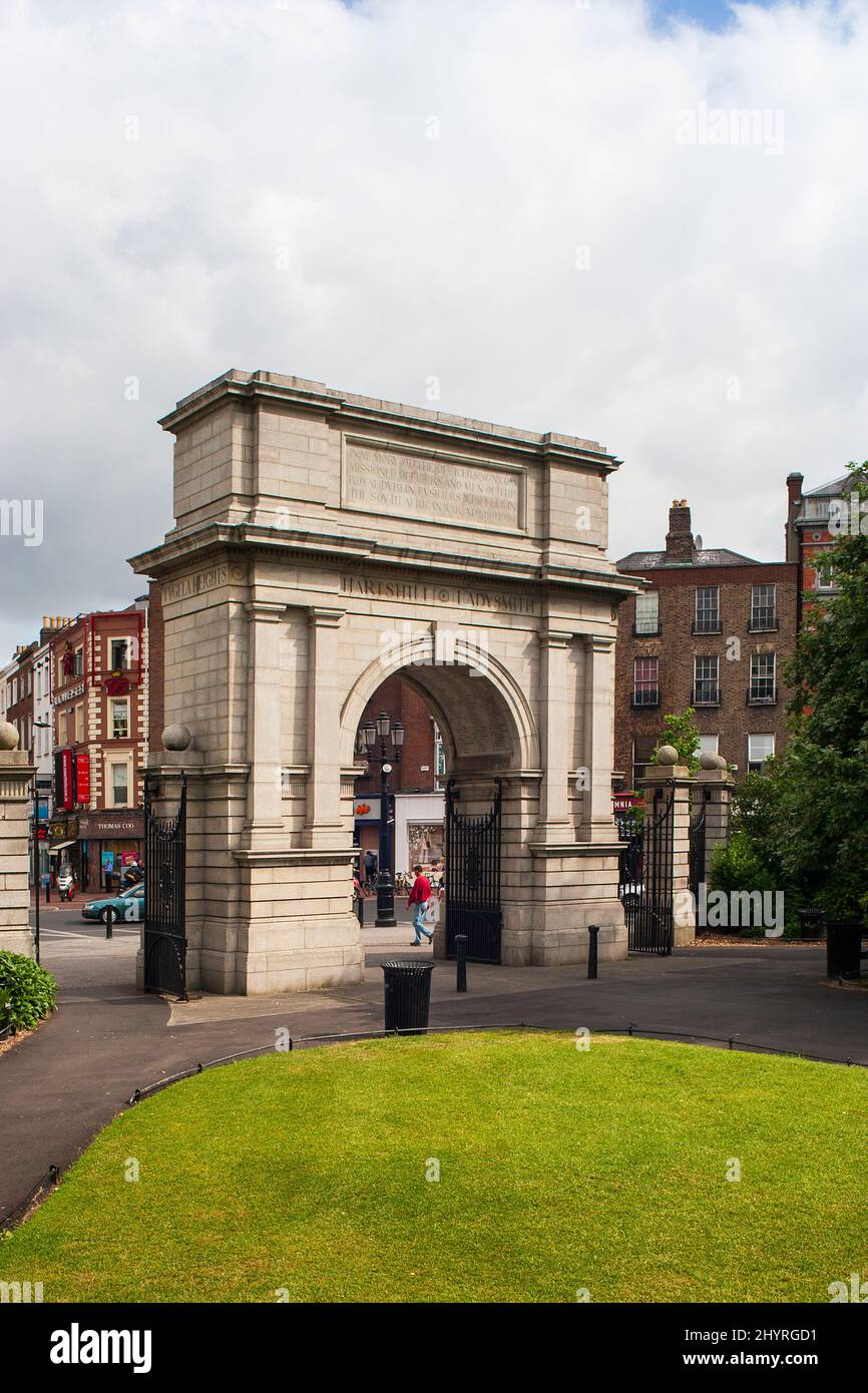 L'Arco di Fusiliers è un monumento che fa parte dell'ingresso di Grafton Street al St Stephen's Green Park, a Dublino, in Irlanda. Eretto nel 1907, esso Foto Stock