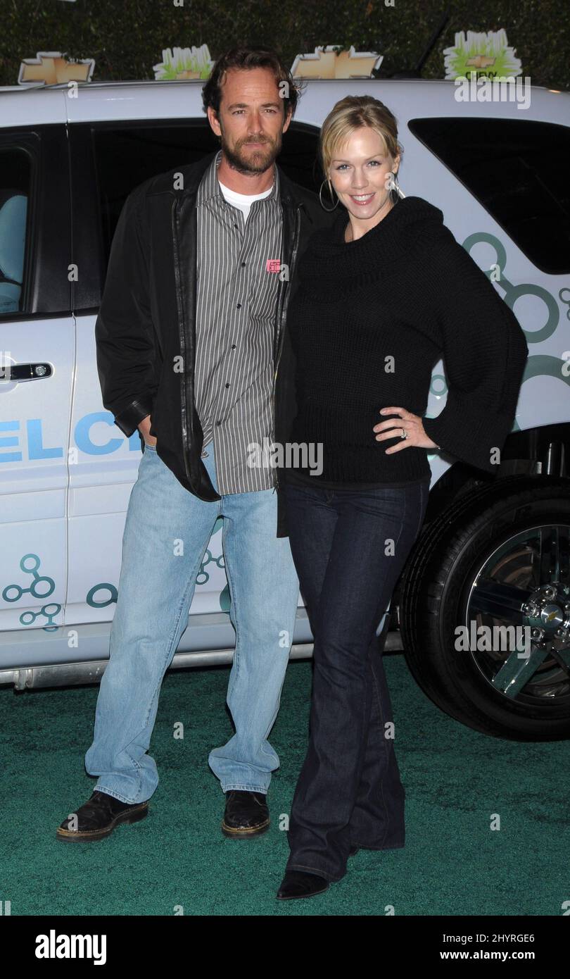 Luke Perry e Jennie Garth in arrivo a Chevy Rocks il futuro evento che si tiene presso Walt Disney Studios Burbank, California. Foto Stock