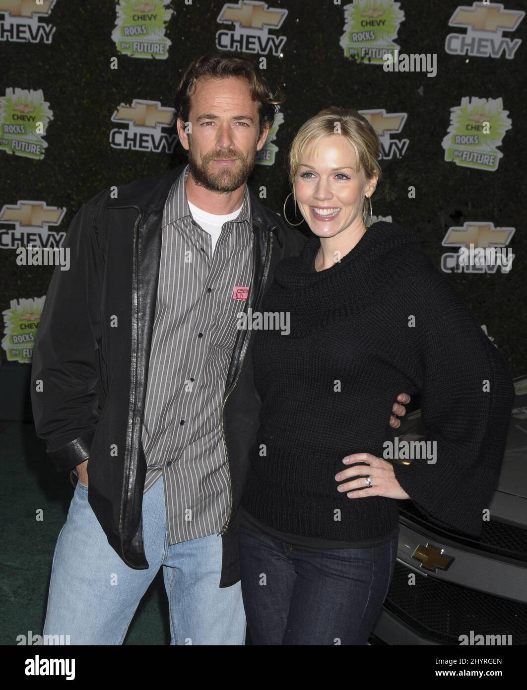 Luke Perry e Jennie Garth in arrivo a Chevy Rocks il futuro evento che si tiene presso Walt Disney Studios Burbank, California. Foto Stock