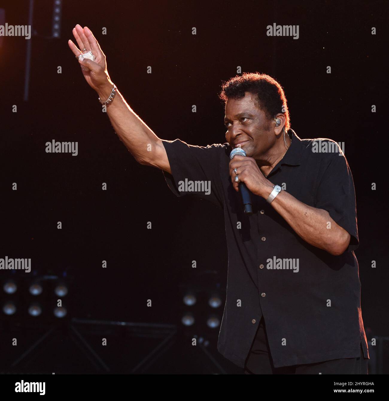 La leggenda del paese Charley Pride è morta sabato 12 dicembre 2020 a Dallas, Texas, di complicazioni da Covid-19 all'età di 86 anni. Charley Pride si esibisce al CMA Fest 2018 che si è tenuto al Nissan Stadium il 8 giugno 2018 a Nashville, Tennessee Foto Stock