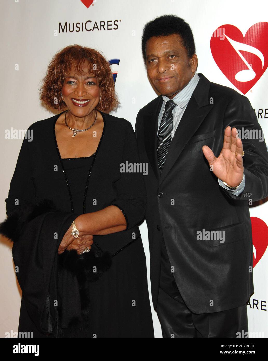 La leggenda del paese Charley Pride è morta sabato 12 dicembre 2020 a Dallas, Texas, di complicazioni da Covid-19 all'età di 86 anni. 9 febbraio 2007 Los Angeles, CA. Charley Pride e la moglie Rozene 2007 MusiCares Honors Don Henley tenuto al Los Angeles Convention Center Foto Stock
