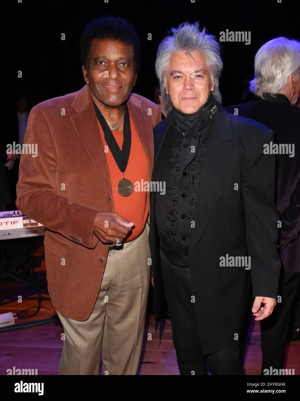 La leggenda del paese Charley Pride è morta sabato 12 dicembre 2020 a Dallas, Texas, di complicazioni da Covid-19 all'età di 86 anni. 27 ottobre 2013 Nashville, Tn. Cerimonia del Medallion di Charley Pride e Marty Stuart che si tiene nel CMA Theatre presso la Country Music Hall of Fame Foto Stock