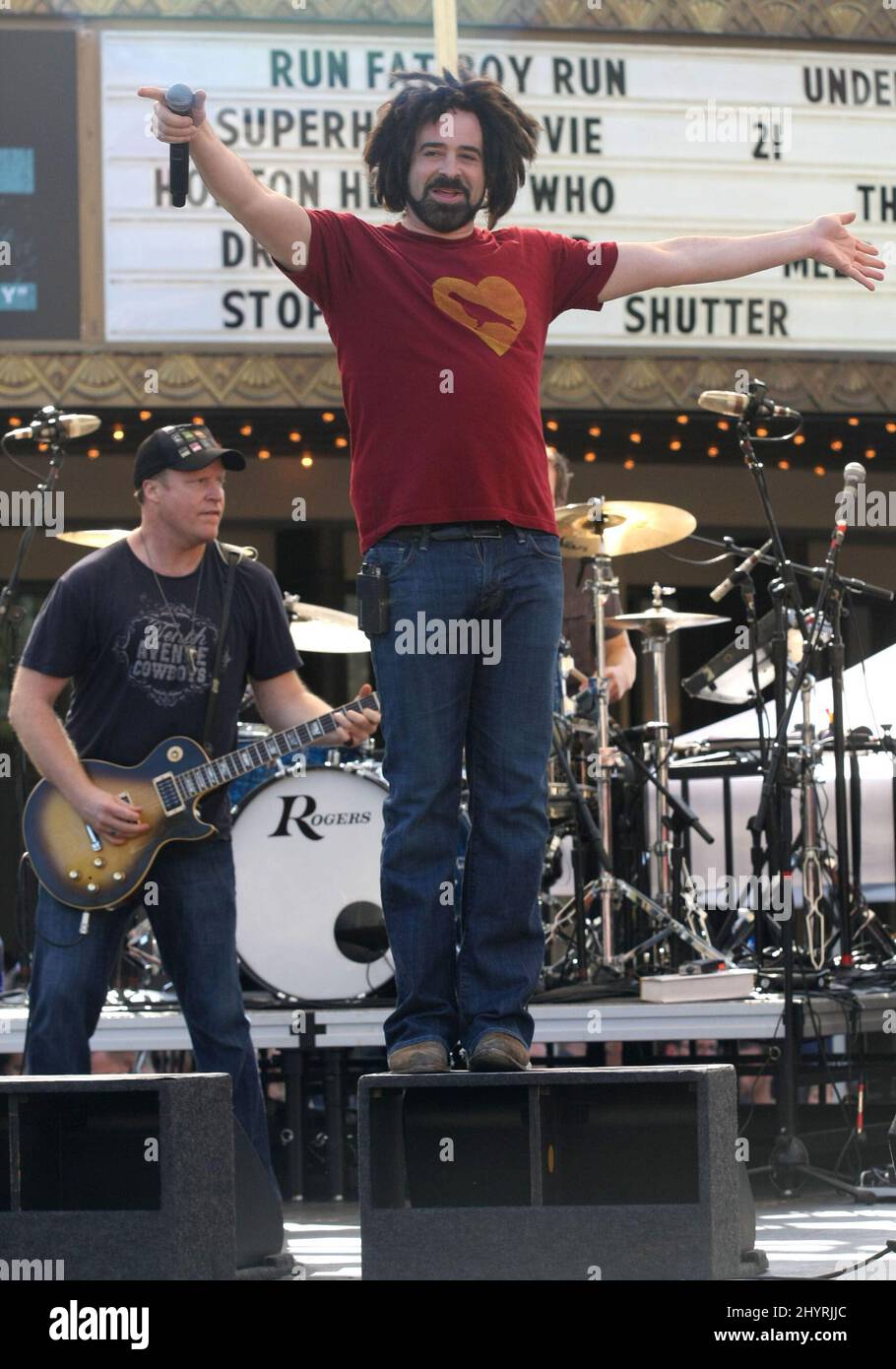 Adam Duritz di Counting Crows vive in concerto presso l'Apple Store di Los Angeles. Foto Stock