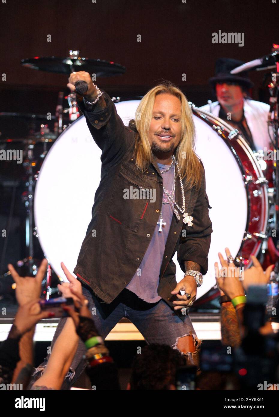 Vince Neil di Motley Crue durante la loro esibizione e conferenza stampa che annuncia il loro tour estivo "Crue Fest 2008", tenuto ad Avalon a Hollywood. Foto Stock