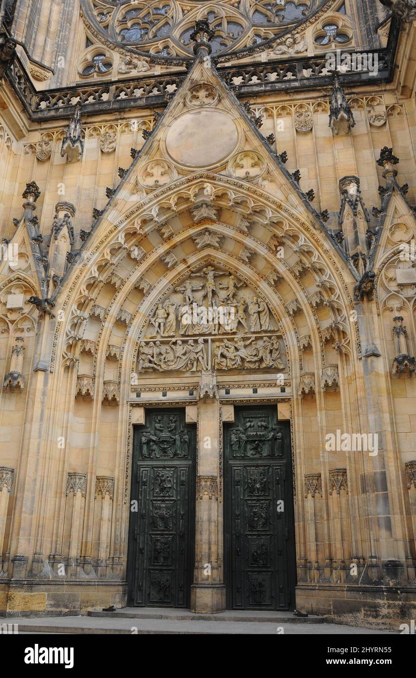 La Cattedrale di San Vito è la cattedrale di Praga, Repubblica Ceca, e la sede dell'arcivescovo di Praga. Il nome completo della cattedrale è San Vito, San Venceslao e la Cattedrale di Sant'Adalberto. Situata all'interno del Castello di Praga e contenente le tombe di molti re boemi, questa cattedrale è un eccellente esempio di architettura gotica ed è la chiesa più grande e più importante del paese. Foto Stock